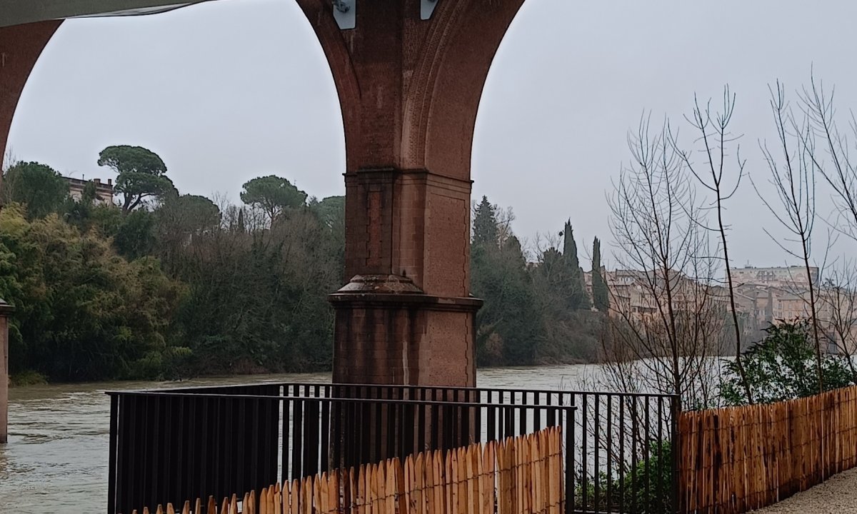 Retrait de la plateforme de la passerelle d'Albi