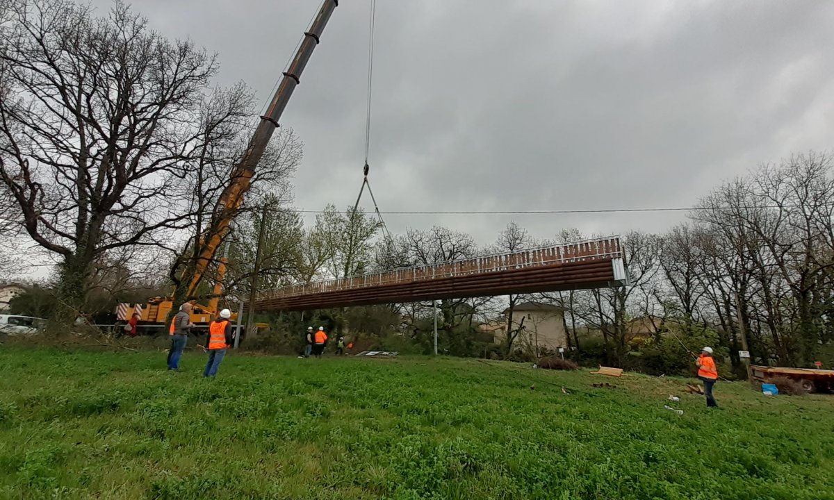 Mise en place de la passerelle du Riols (81)