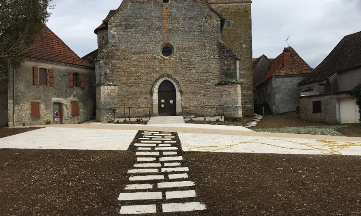 Place du parvis de l'église à Bio (46)