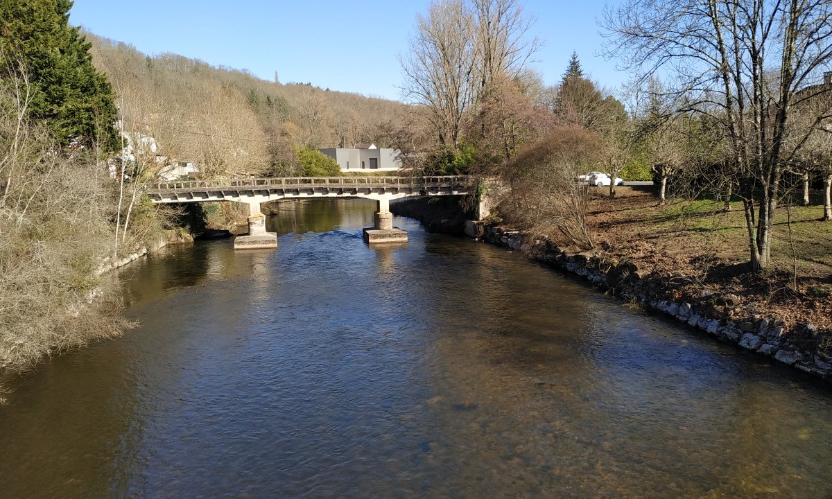 Voie verte en bordure de Corrèze à Malemort (19)